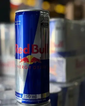 Lata de Red Bull fotografada na loja